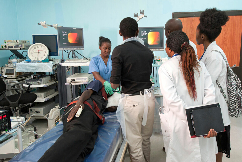 Studenter får undervisning på Kamuzu Central Hospital i Malawi. Det er blitt en utfordring for landet å beholde kvalifisert helsepersonell. Illustrasjonsfoto: Ken Opprann