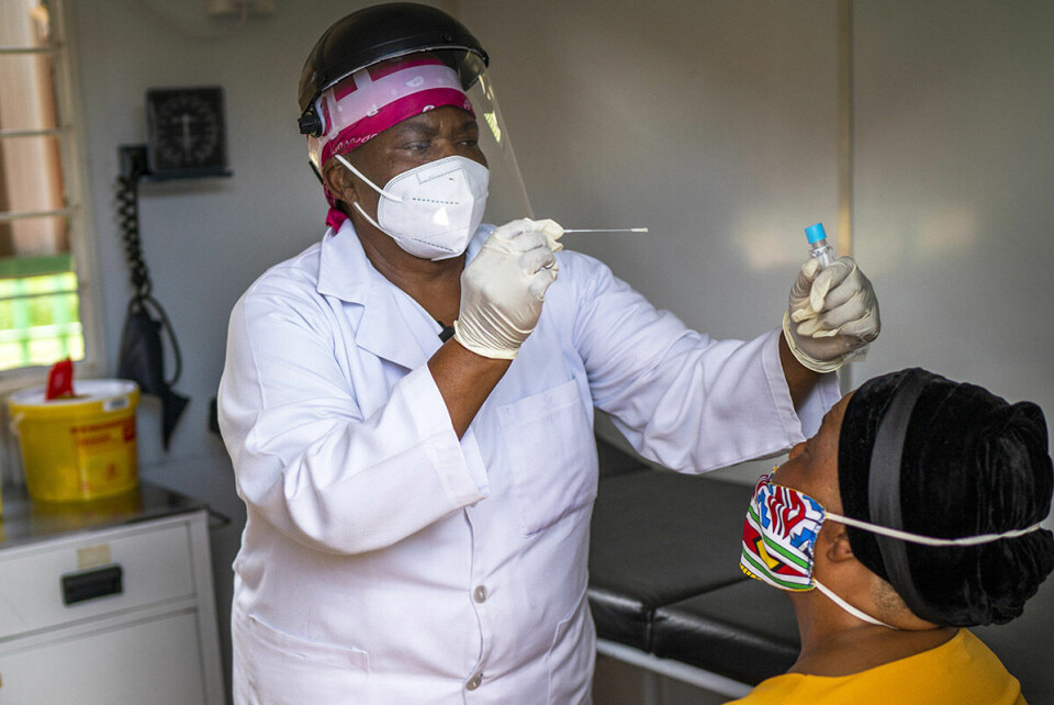 Sykepleier Asnath Masango tester en pasient i en klinikk i Elandsdoorn i Sør-Afrika. Det har vært et stort arbeidspress på helsearbeidere i en rekke land under pandemien. Foto: AP Photo/Jerome Delay/ NTB
