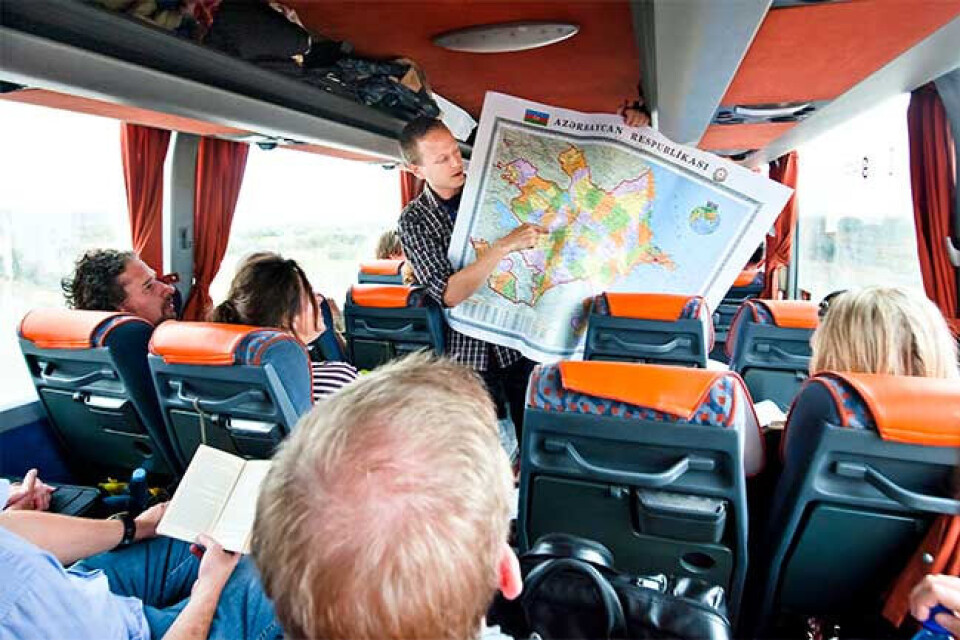 Rune Hauger viser ankomstbyen Mingacevir på kartet idet bussen, full av observatører, kjører fra Baku.