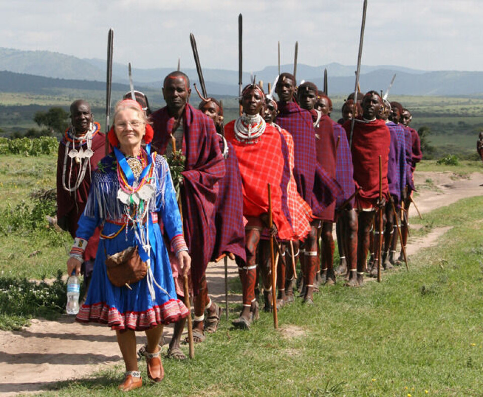 Den samiske bistandsorganisasjonen Mama Sara har bygd en skole for maasaibarn i et villmarksområde i Tanzania. Her ser vi grunnlegger Gunhild Berit Sara Buljo sammen med en gruppe maasaier. Området er også flittig brukt som jaktterreng av Dubais kongefamile, og 40.000 maasaier kjemper mot en varslet tvangsflytting fra området. Foto: Lisa Baal