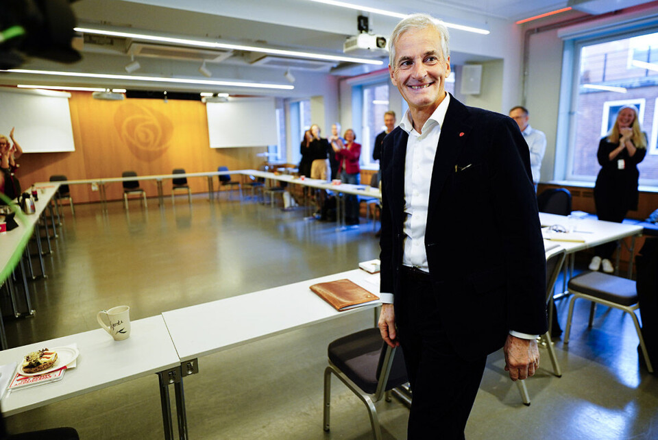Ap-leder Jonas Gahr Støre mottas med applaus og kake på sentralstyremøtet dagen etter stortingsvalget 2021. Norske bistandsorganisasjoner har store forventninger til Støre og den nye regjeringen har skal bruke de kommende ukene til å sette sammen. Foto: Håkon Mosvold Larsen / NTB