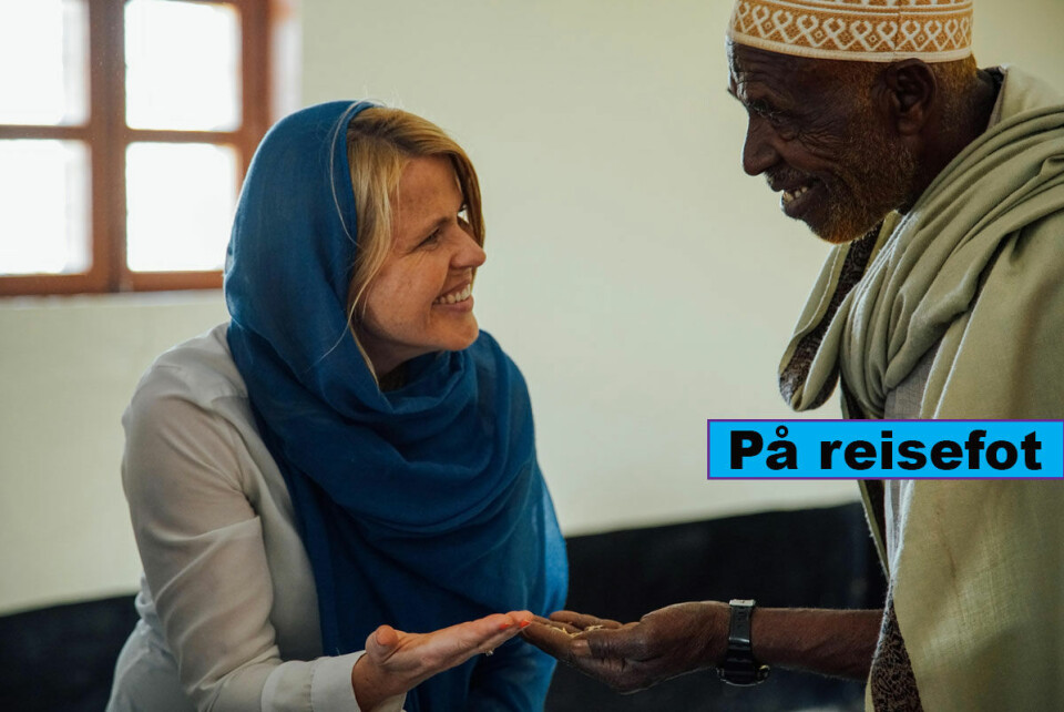 Kari Helene Partapuoli møter en bonde som får frø fra Somalilands første frøbank. 
Foto: Kristoffer Nyborg