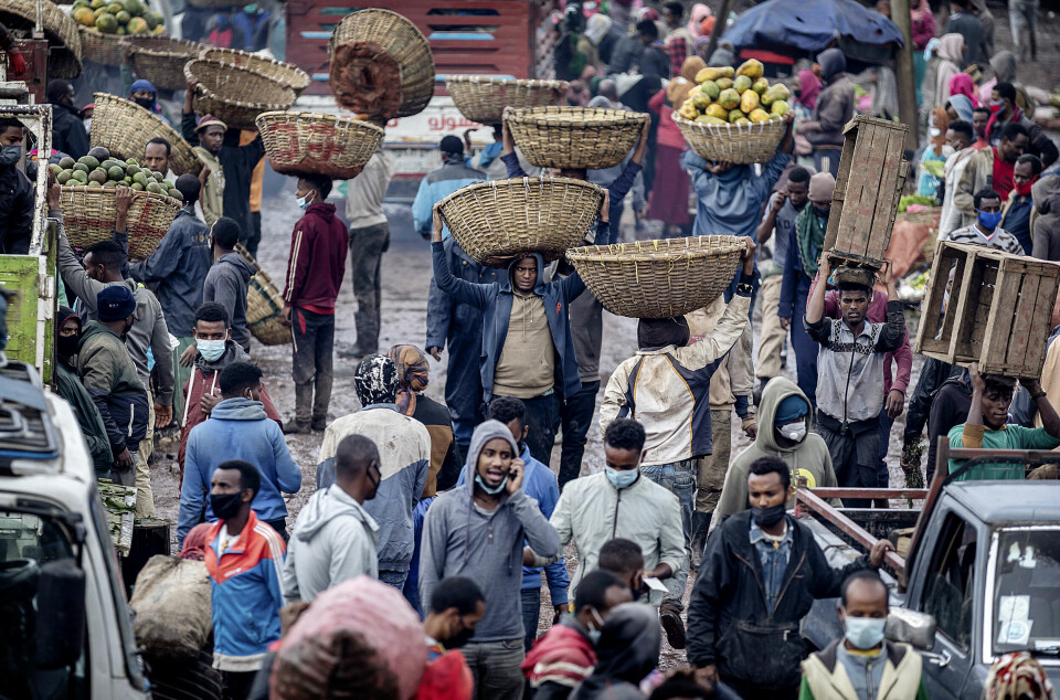 På et grønnsakmarked i Addis Abeba i Etiopia går handelen, tross redusert kjøpekraft. Millioner av afrikanere har mistet inntekt som følge av koronapandemien. Kontantutbetalinger til de fattigste kan bidra til å holde hjulene i gang. Foto: Mulugeta Ayene / AP / NTB scanpix