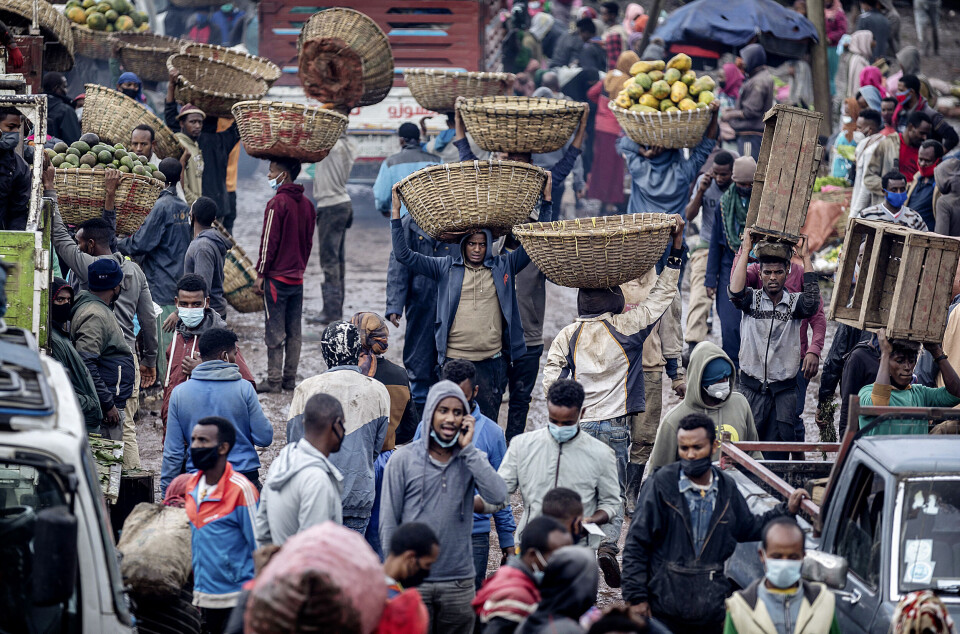 På et grønnsakmarked i Addis Abeba i Etiopia går handelen, tross redusert kjøpekraft. Millioner av afrikanere har mistet inntekt som følge av koronapandemien. Kontantutbetalinger til de fattigste kan bidra til å holde hjulene i gang. Foto: Mulugeta Ayene / AP / NTB scanpix På et grønnsakmarked i Addis Abeba i Etiopia går handelen, tross redusert kjøpekraft. Millioner av afrikanere har mistet inntekt som følge av koronapandemien. Kontantutbetalinger til de fattigste kan bidra til å holde hjulene i gang. Foto: Mulugeta Ayene / AP / NTB scanpix
