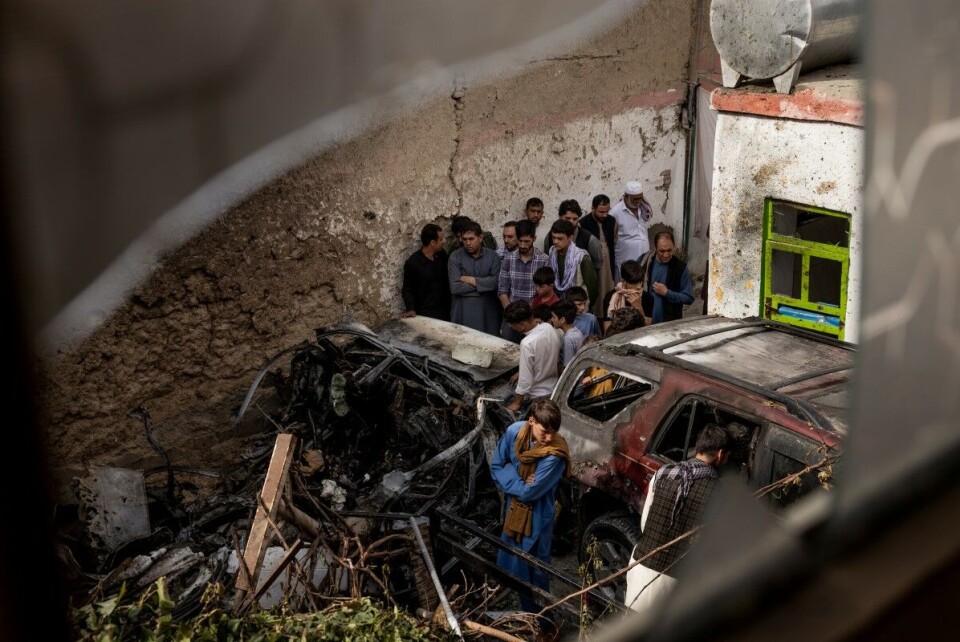 Familie og naboer av afghanske Zemari Ahmadi ser på skadene etter at en amerikansk rakett ble avfyrt fra en drone mot Ahmadis bil i et boligområde i Kabul 29. august. Ahmadi og flere andre ble drept i angrepet. New York Times mener det er grunn til å tvile på USAs offsielle forklaring om at Ahmadi var tilknyttet IS og at bilen hans var full av sprengstoff. Ahmadi jobbet for en hjelpeorganisasjson, og famile og slektninger sier han ikke hadde noe med IS å gjøre. Foto: Jim Huylebroek/The New York Times/NTB