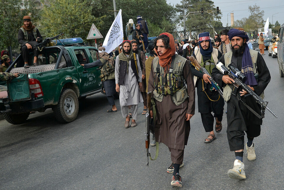 Da Taliban tok makten, ble det afghanske nasjonale politiet (ANP) oppløst nærmest over natta. Hvor politifolkene har blitt av, og hva som skjedd med utstyret giverne har finansiert, er foreløpig uklart. Trolig er mye av utstyret - uniformer, bilder og våpen - overtatt av Taliban. Bildet er fra Kabul etter maktovertagelsen og viser Taliban-krigere i en ANP-politibil. Foto: Hoshang Hashimi / AFP / NTB