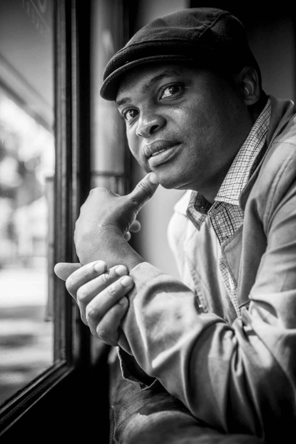 Forfatteren Niq Mhlongo tok initiativet til antologien Black Tax. Han beskriver fenomenet som et sentralt spørsmål for alle svarte sørafrikanere, men et spørsmål som sjelden diskuteres åpent. Foto: Alet Pretorius