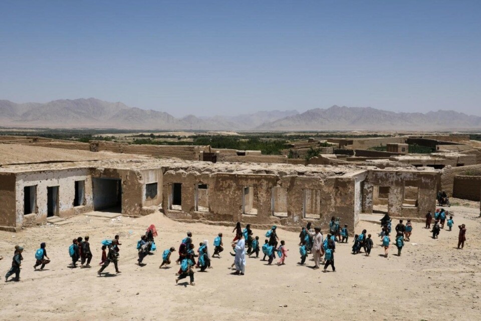 Mangelen på internasjonal finansiering til humanitære kriser får store konsekvenser mange steder i verden, blant annet i Afghanistan. Barneskolen Onas Sarshakhli utenfor provinshovedstaden Tirin Kot i det sørlige Afghanistan ligger bokstavelig talt i ruiner. Om lag 300 elever og et titalls lærere har likevel vendt tilbake. Men på grunn av manglende internasjonal støtte er det nå mange barn i Afghanistan som ikke får gå på skole. Foto: NRC/Enayatullah Azad