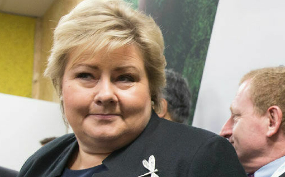 Høyre-leder Erna Solberg lover støtte til regjeringens Ukraina-pakke. Foto: NTB