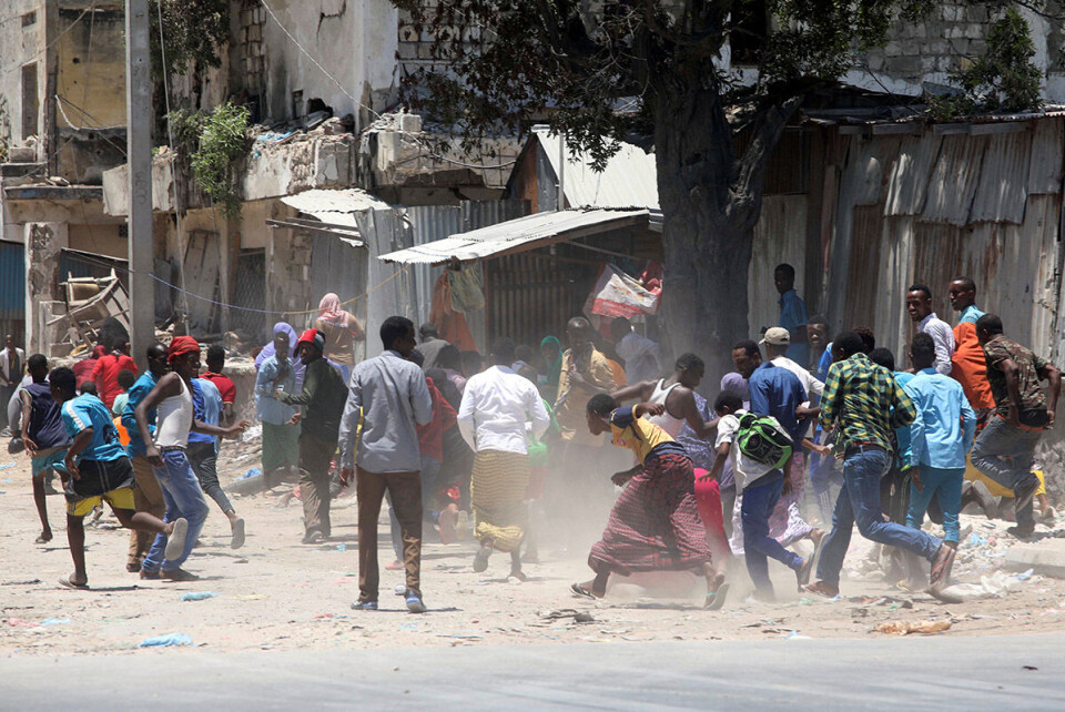 Folk i Mogadishu løper i frykt i det al Shabaab okkuperer regjeringskontorer i den somaliske hovedstaden i 2019. Foto: NTB