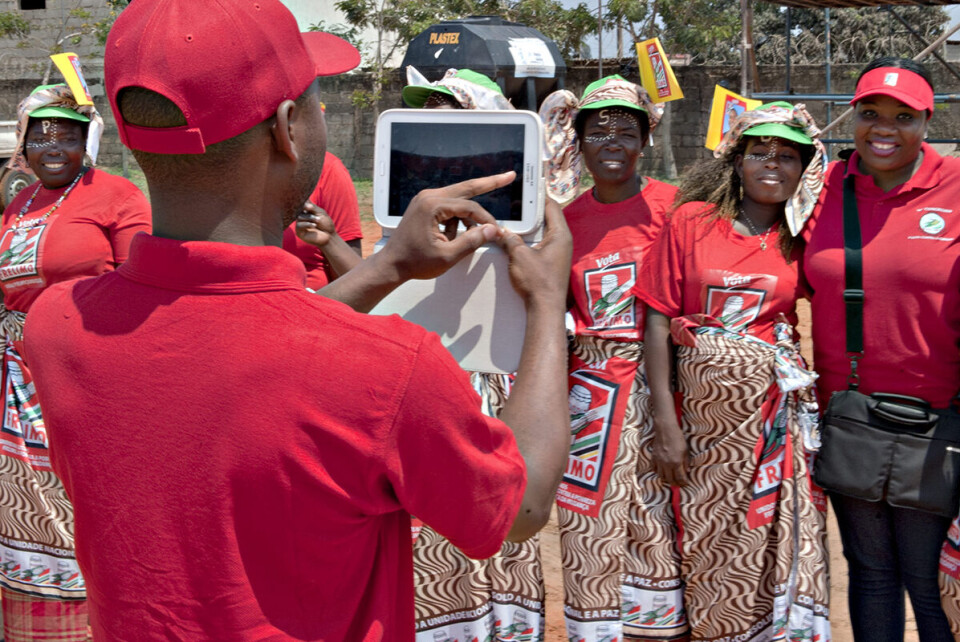 Regjeringspartiene i Mosambik, Tanzania, Kenya og Uganda elsker sitt eget selvbilde - her fra et valgmøte i Mosambik. Men i økende grad vil de hindre at journalister, bloggere og vanlige borgere som bruker sosiale medier skal få lov til fortelle eller vise hva de mener. Foto: Ken Opprann