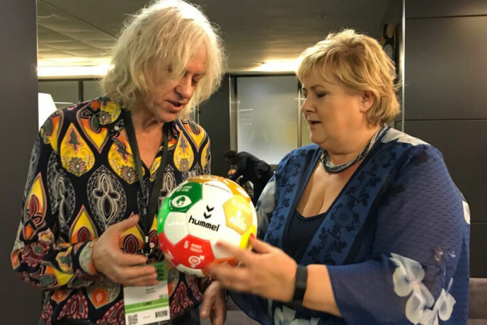 Og selvfølgelig måtte også artisten Bob Geldof få en bærekraftsmål-fotball av den norske statsministeren. Foto: SMK