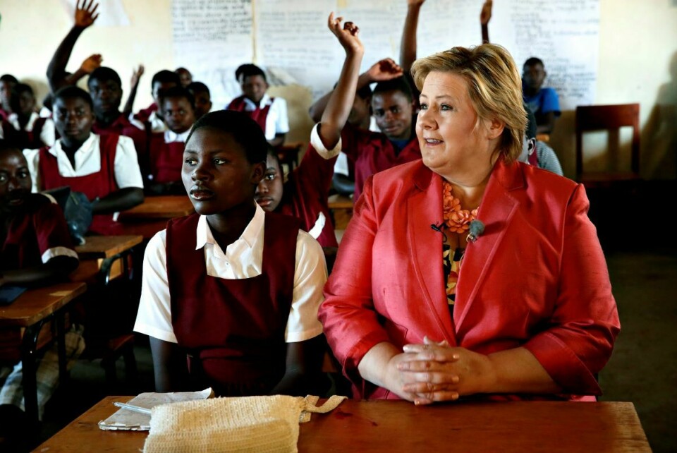 Statsminister Erna Solberg (H) har hatt et personlig engasjement i frontingen av norsk utdanningsbistand. Her er hun på Nthulu Primary School i Dedza-distriktet sør for Lilongwe i Malawi. Foto: Marte Christensen / NTB