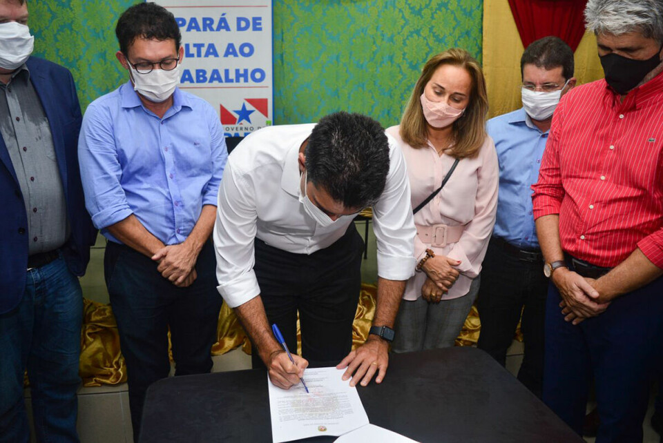 Guvernør Helder Barbalho skriver under avtalen med Hydro. Til venstre ordførerkandidat Renato Ogawa sammen med representanter for Hydro og andre politikere. Foto: Ana Carla Lima, Agencia Para.