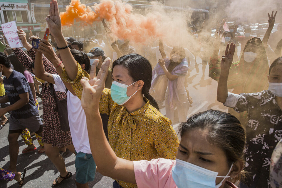 Siden kuppet i Myanmar i februar i år, har ikke-voldelige demonstrasjoner preget motstanden mot regimet. Nå vil skyggeregjeringen, National Unity Government (NUG) endre kurs, og oppfordrer til væpnet kamp. Bildet er fra en flash-demonstrasjon i Yangon i midten av juli. Foto: San Chaung / Sacca / Redux / NTB
