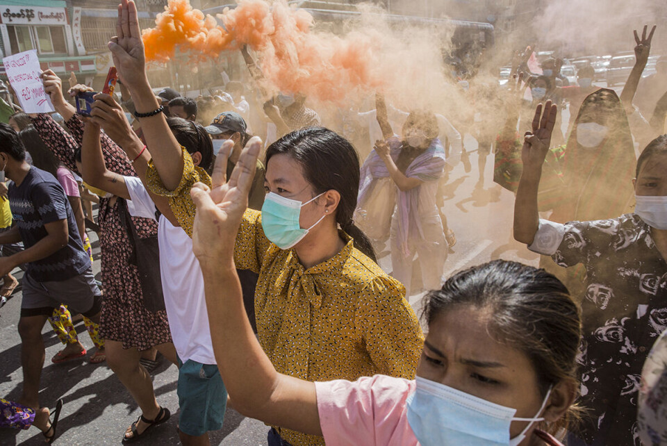 Siden kuppet i Myanmar i februar i år, har ikke-voldelige demonstrasjoner preget motstanden mot regimet. Nå vil skyggeregjeringen, National Unity Government (NUG) endre kurs, og oppfordrer til væpnet kamp. Bildet er fra en flash-demonstrasjon i Yangon i midten av juli. Foto: San Chaung / Sacca / Redux / NTB Siden kuppet i Myanmar i februar i år, har ikke-voldelige demonstrasjoner preget motstanden mot regimet. Nå vil skyggeregjeringen, National Unity Government (NUG) endre kurs, og oppfordrer til væpnet kamp. Bildet er fra en flash-demonstrasjon i Yangon i midten av juli. Foto: San Chaung / Sacca / Redux / NTB