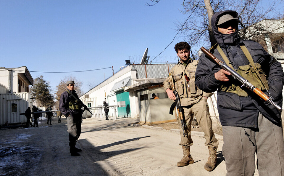 Norges ambassade i Kabul har strenge sikkerhetstiltak. På grunn av stort arbeidspress og sikkerhetsregler drar de ansatte sjelden utenfor Afghanistans hovedstad. Hva gjør det med Norges evne til drive god bistand og kontroll av bistandsmillionene vi bruker
i landet? Foto: Massoud Hossaini / AFP / NTB Scanpix