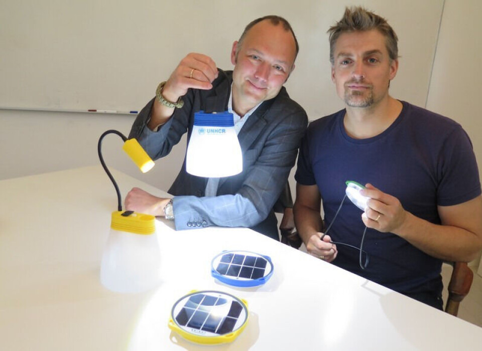 Norsk solcellelampe skal lyse opp i flyktningeleirer. Kristian Bye i Bright Products (t.v.) og Markus Andresen i K8 Industridesign har brukt år på utvikling og markedsføring av lampa, som har navnet SunBell. Foto: Asle Olav Rønning