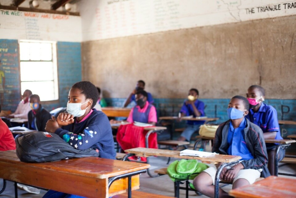 Malawiske elever med munnbind får undervisning på en skole i Blantyre, Malawi, 7. september i år. Hjemvendte migranter og det gamle regimet får skylden for den kontinuerlige spredningen av koronaviruset i landet. Foto: Joseph Mizere / Xinhua / NTB scanpix