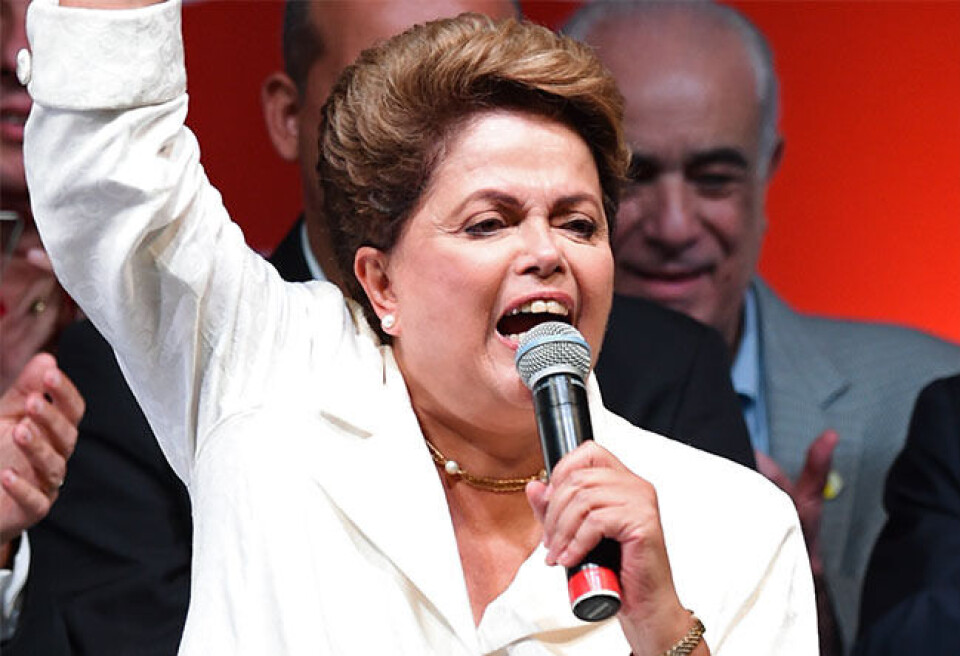 En fornøyd Dilma Rousseff konstaterer at valgseieren er et faktum og at hun kan fortsette i ytterligere fire år i presidentstolen. Foto: NTB-Scanpix/AFP/Evaristo