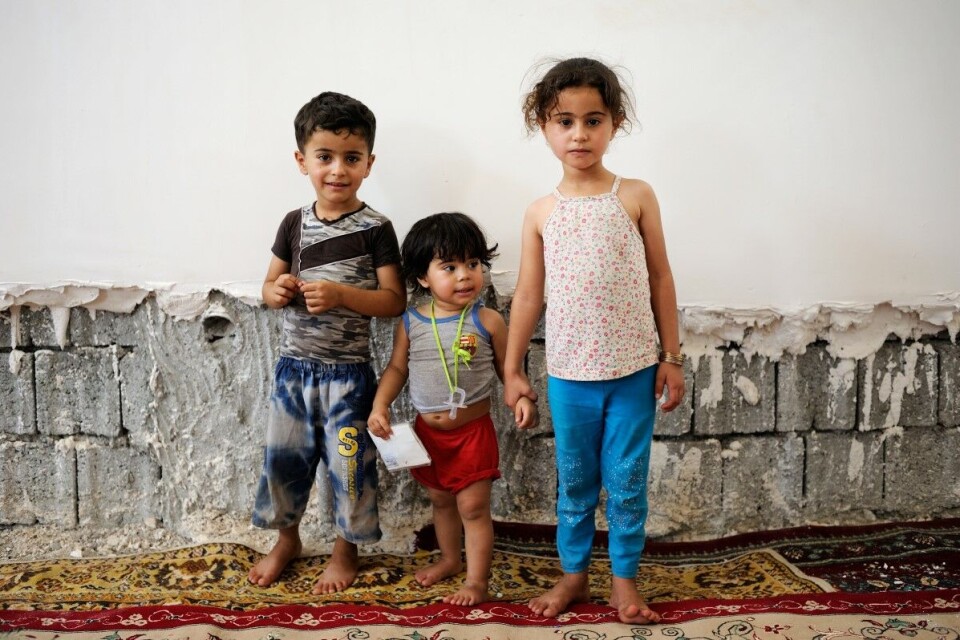 Naem på 4 år, Aya på 2 år og Duna på 6 år (fra ventre til høyre), er flyktninger fra Ramadi i Irak. De venter på faren sin i Thi Al-Norain-moskeen i Kirkuk. Barn som flykter fra krig og konflikt er spesielt utsatt for lungebetennelse og diaré.