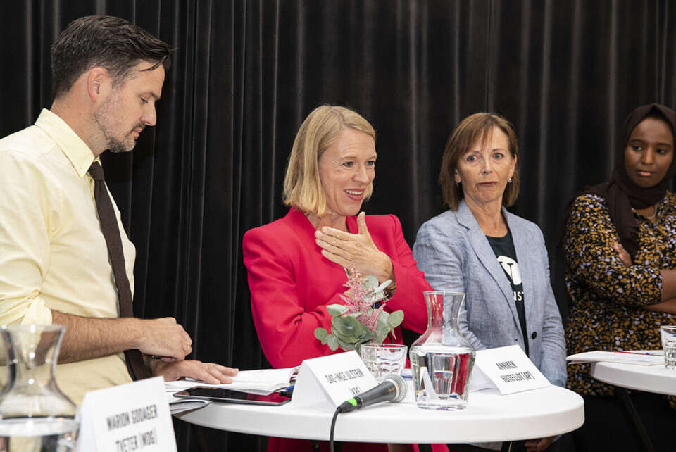 Politikerne diskuterer hvordan man kan bruke bistand til å fremme jobbskaping, spesielt for jenter. Fra venstre: Dag-Inge Ulstein (FrF), Anniken Huitfeldt (Ap), Torild Skogsholm (V) og Marian Hussein (SV).Foto: Astrid Hexeberg, Plan International Norge.