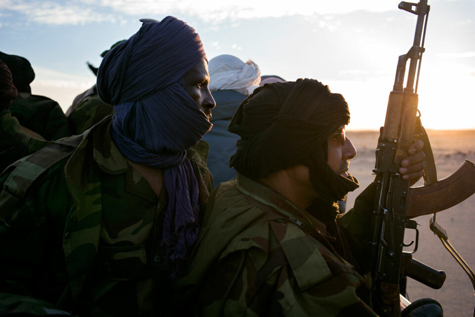 Polisario-soldaten Alien Mbarek Al Aid, i lilla turban, er på vei fa Mijek til Guerguerat-området.
