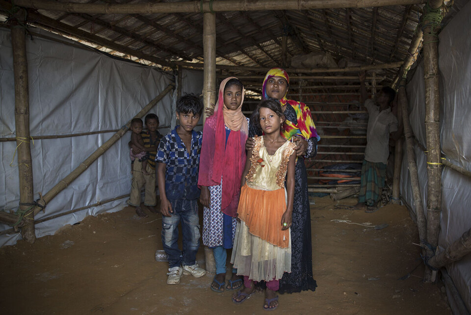 Hasina (25) og de tre barna ankom Bangladesh etter en dramatisk flukt. Først bodde de hos en vertsfamilie, før de ble overført til et transitt-senter for nyankomne. Fordi hun er aleneforsørger, blir 25-åringen prioritert i FN-systemet. Her flytter den lille familien inn i sitt nye hjem i verdens største flyktningleir. Foto: Ingebjørg Kårstad / NRC