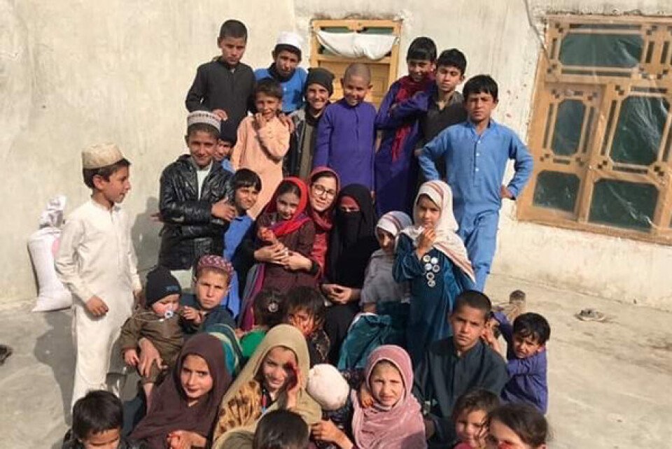 Ayesha Wolasmal på feltbesøk i en landsby i Nangarhar-provinsen, på grensa mot Pakistan, like etter at området ble frigjort fra IS-styre. Foto: Privat