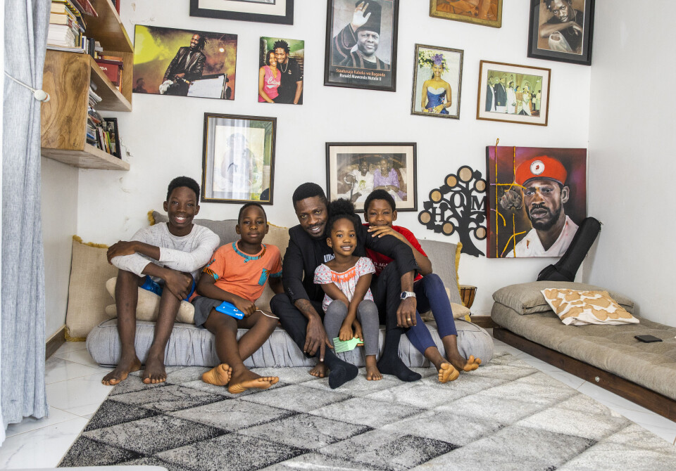 - Det er familien som gir balanse i livet mitt, sier Bobi Wine. - Det er familien som gir balanse i livet mitt, sier Bobi Wine.
