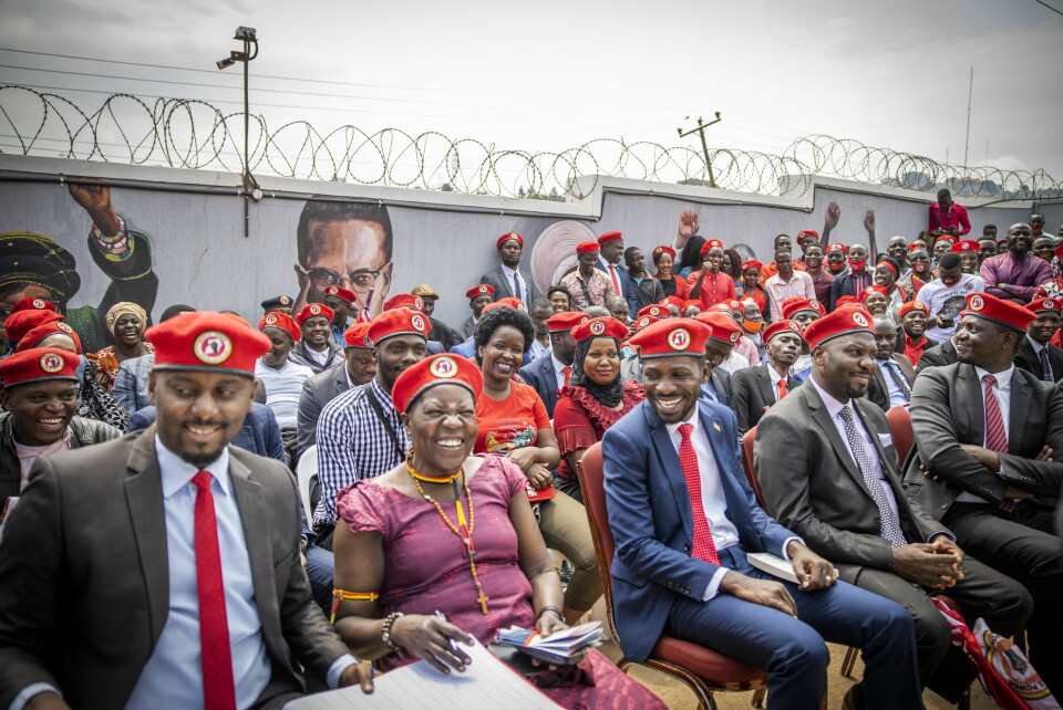 Den røde bereten har blitt Bobi Wines varemerke.