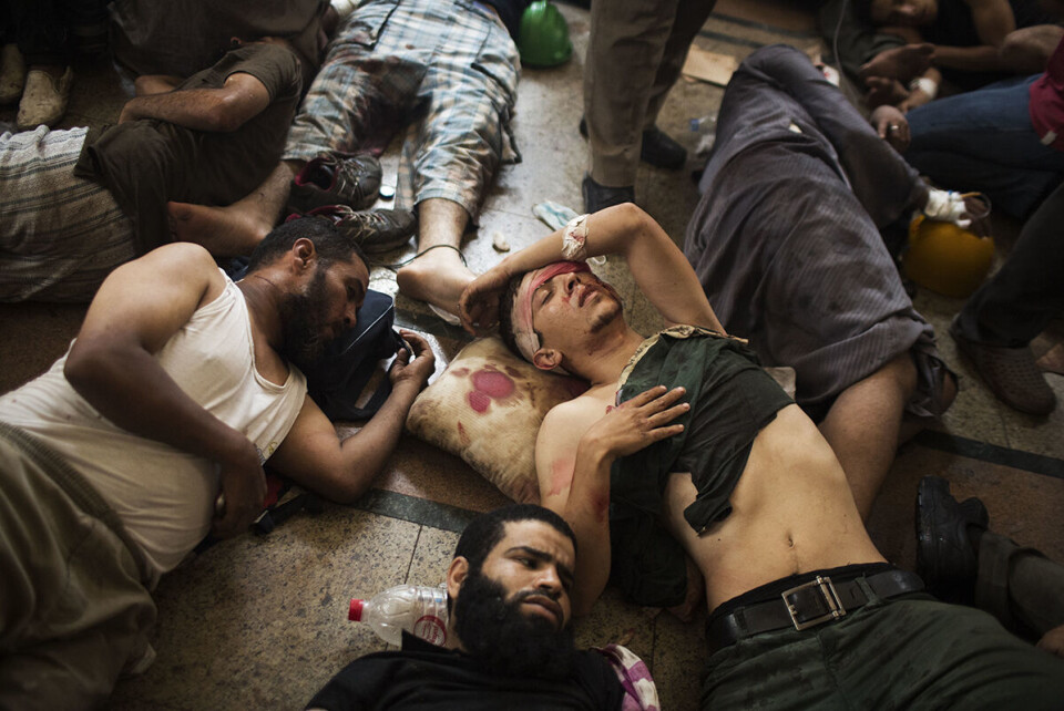 Minst 817 mennesker ble drept og flere tusen ble såret da egyptiske sikkerhetsstyrker åpnet ild mot demokratiforkjempere på Rabia al-Adawiya-torget i Kairo 14. august 2013. Bildet viser skadde tilhengere av Foto: AP / NTB scanpix