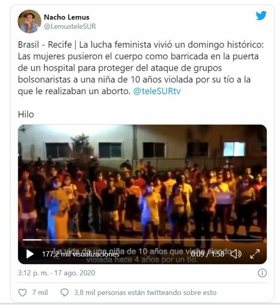 Både abortmotstandere og motdemonstranter fikk stor oppmerksomhet på sosiale medier i Brasil. Denne videoen av feministiske demonstranter som klarte å hindre abortmotstanderne fra å trenge seg inn på sykehuset er vist 177 000 ganger.