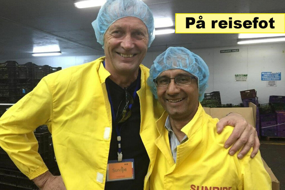 Kjell Roland sørger for at han har nok bøker i håndbagasjen når han reiser for å besøke Norfunds prosjekter. Her er han sammen med Tiku Shah, sjefen for Sunripe, Kenyas største eksportør av organiske grønnsaker. Foto: Norfund