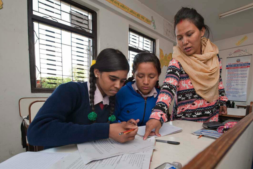 På Shree Ayad skolen i Bakhtapur er elevene i 10. klasse i full gang med eksamensforberedelser. Lærer Simjhana Singh underviser i ekstratimene der pensum for siste året er hovedfokus.