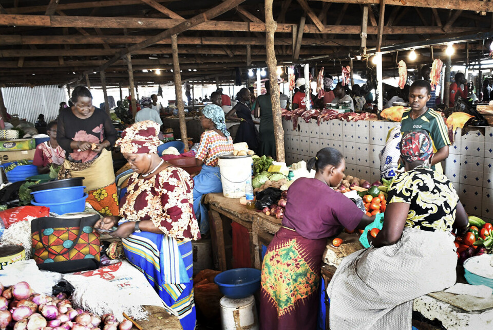 I Sør-Sudan har økte matpriser ført til at mange mennesker ikke klarer å skaffe mat til seg selv og sin familie. De som jobber på Konyo Konyo-markedet i Juba gir endringer av valutakursen skylden for den dramatiske prisveksten. Foto: Benjamin Takpiny