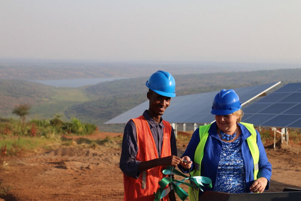 Denne type energisatsing fra Norfunds side er det WWF ønsker seg. Her er Erna Solberg i Rwanda. Foto: Scatec Solar