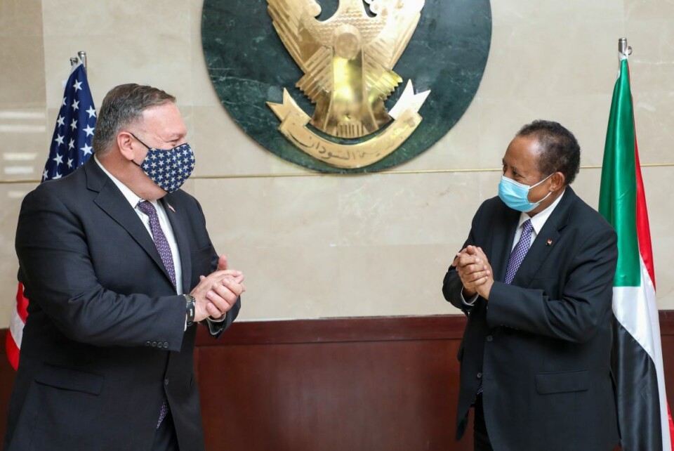 USAs utenriksminister Mike Pompeo hilser på Sudans statsminister Abdalla Hamdok i Khartoum. USA vil at Sudan nå anerkjenner Israel og betaler kompenasjons til amerikanske terror-ofre. Foto: NTB scanpix