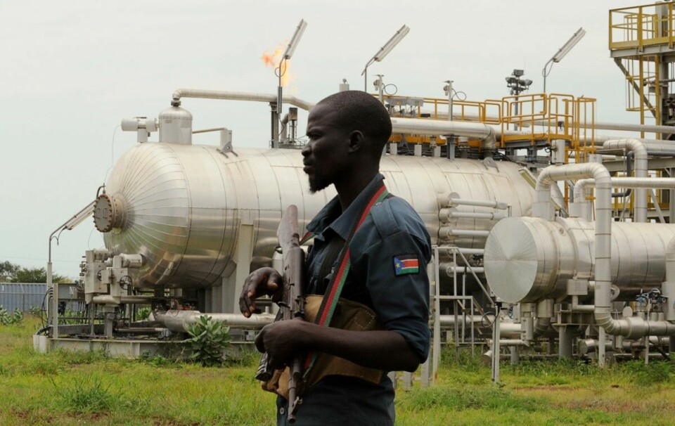 Norske oljerådgivere i Sør-Sudan fikk blant annet bolig- og transporttjenester av det britiske konsulentselskapet Adam Smith International. Det kostet over 35 millioner bistandskroner. Bildet viser en sørsudansk regjeringssoldat som holder vakt over en oljeinstallasjon.