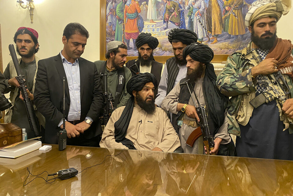 Taliban-krigere tok seg søndag inn i presidentpalasset i Afghanistan. Foto: Zabi Karimi / AP / NTB Taliban-krigere tok seg søndag inn i presidentpalasset i Afghanistan. Foto: Zabi Karimi / AP / NTB