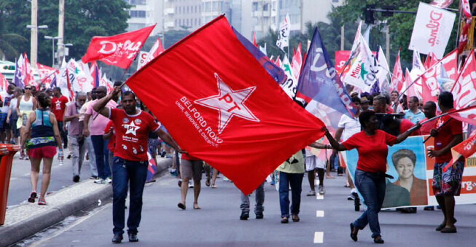 Brasils president Dilma Rousseff har et større budsjett og et større partiapparat enn motkandidatene. Her er det partikameratene i Rio de Janeiro som marsjerer langs Copabana-stranden. Foto: Gunnar Zachrisen.