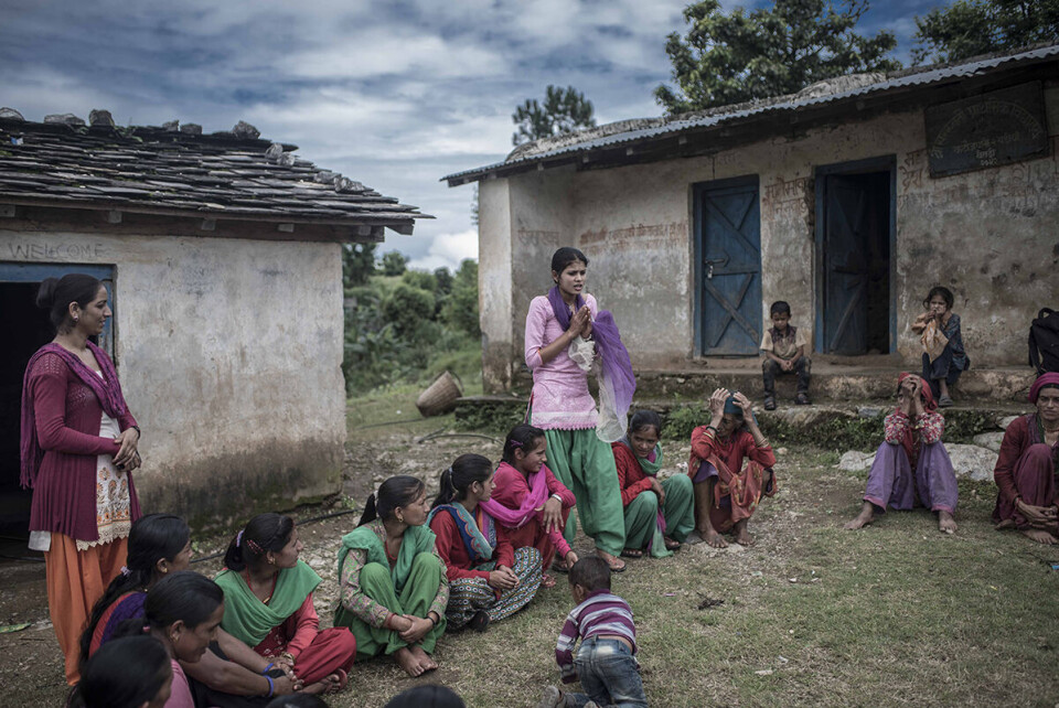 Skolen like ved Surekhas goth er bygget nær et tempel. I frykt for å fornærme gudene, holder jenter seg hjemme når de har mensen. De hygieniske forholdene ved mange skoler er så dårlig at menstruende jenter holder seg hjemme i frykt for å bli mobbet.