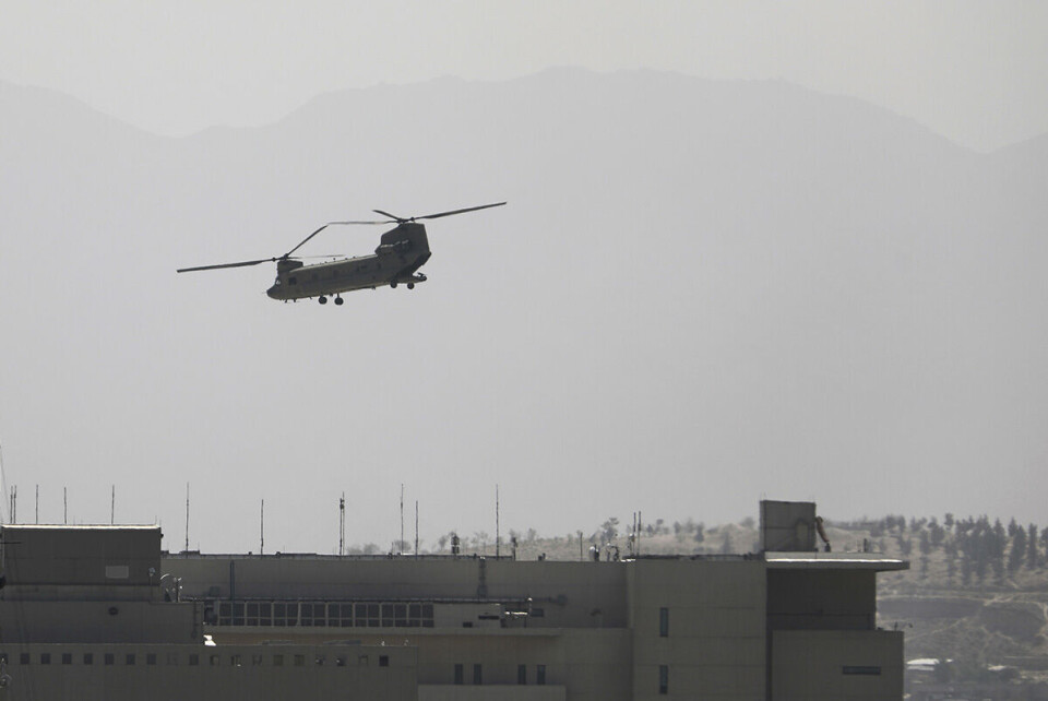 Et amerikansk helikopter over USAs ambassade i Kabul søndag. Foto: Rahmat Gul / AP / NTB