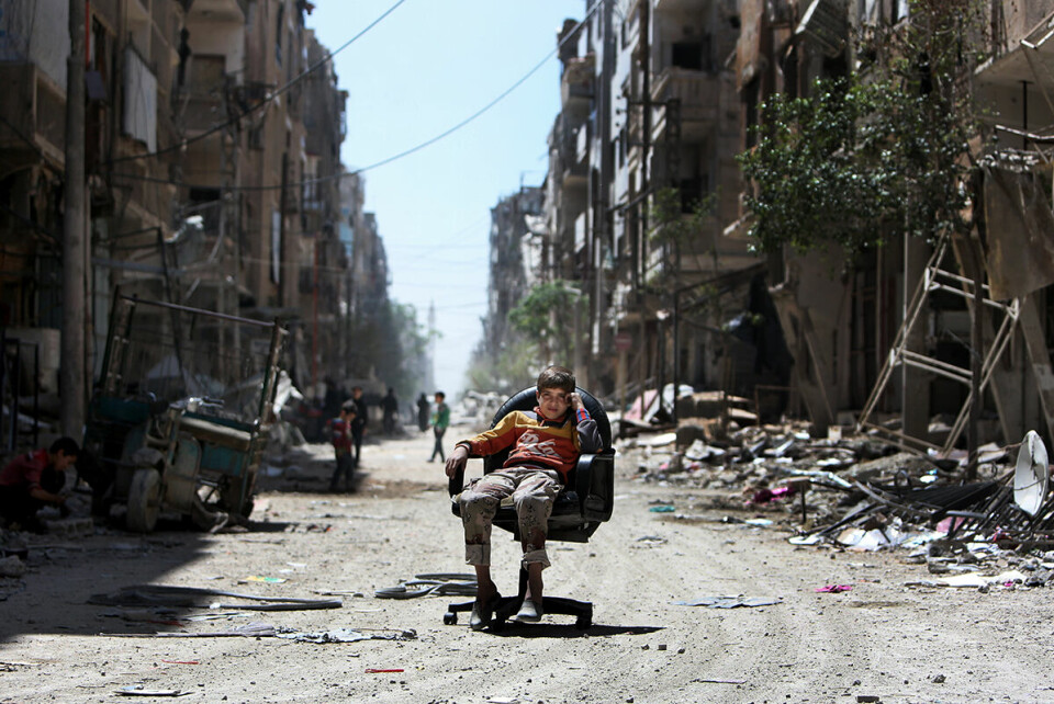 Ifølge Human Rights Watch (HRW) styrer Assad-regimet bistanden slik at befolkningen i Douma «straffes» - fordi de bodde i byen da opprørsstyrker hadde kontrollen der. Bildet er tatt i april 2018, noen dager etter at syriske myndigheter gjeninntok byen. Nødhjelpsbehovene i Øst-Ghouta er fortsatt enorme. Foto: Ali Hashisho / Reuters / NTB scanpix