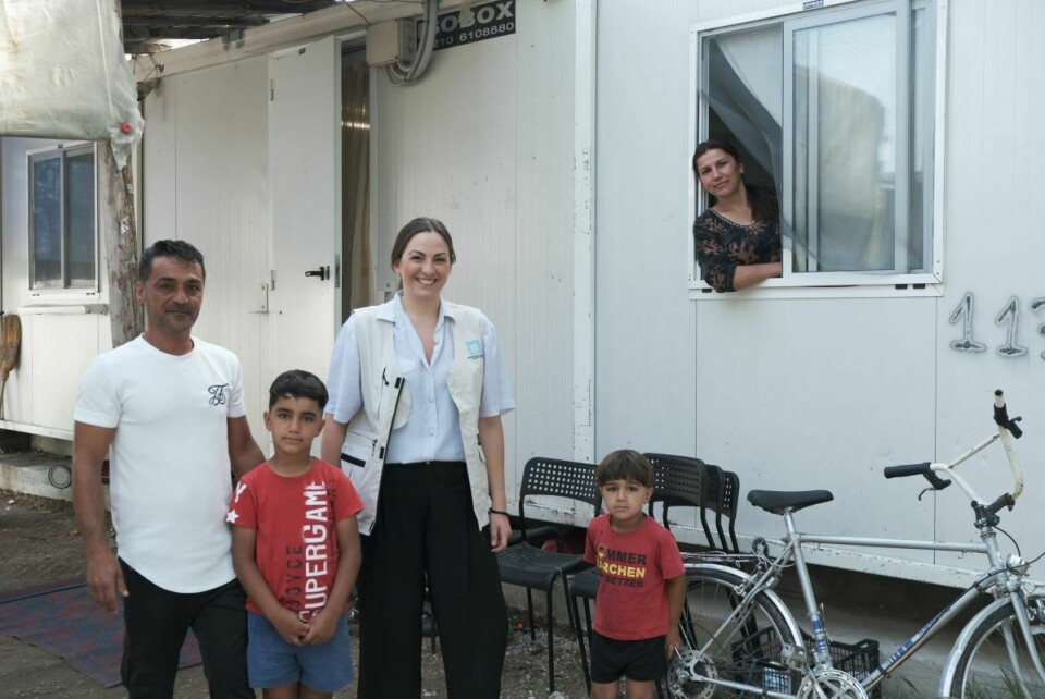 Angeliki Tsiliou (i midten) jobber som rådgiver i felt ved flyktningstedet Lagadikia i Nord-Hellas. Der bidrar hun til å støtte ledere fra ministeriet for migrasjon og asyl. Foto: Gabriel Babsi / Norcap