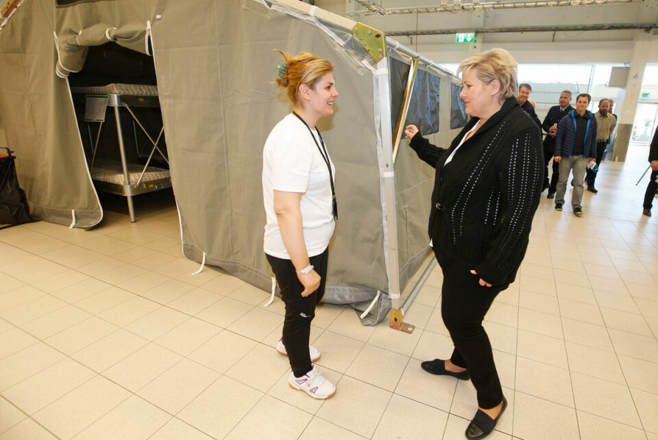 Statsminister Erna Solberg (H) besøker det nye mottakssenteret for asylsøkere i Råde i Østfold. Her hilser hun på asylsøker Mhtieh Hafzideishaiel fra Iran ved et av teltene i mottakssenteret.