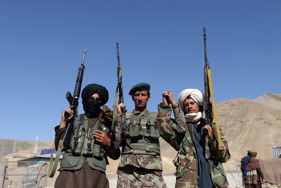 I juni ble den første våpenhvilen mellom Taliban og regjeringen i Afghanistan innført. Opprørere og talibanere ga hverandre klemmer og tok selfier - før krigen brøt løs igjen tre dager senere. Mange steder i landet opprettholdes likevel kontakten mellom partene. Foto: NTB scanpix
