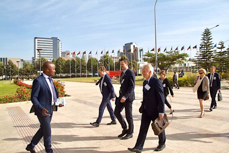 AFRIKAS BRUSSEL: Flaggene til de 54 afrikanske landene veier i vinden foran AUs hovedkvarter, mens AU-amassadør Morten Aasland og utviklingsminister Dag-Inge Ulstein er på vei inn til et møte om utdanning for barn i krise og konflikt. Foto: Nina Bull Jørgensen.