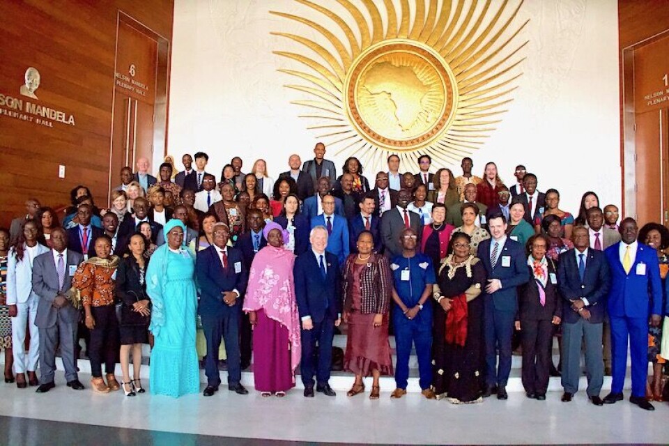 AFRIKAS SOL: «The sky is the limit in Africa», sier Morten Aasland, her samlet i vestibylen til AUs hovedkvarter, sammen med deltakerne på konferansen om utdanning i krig og konflikt. Foto: Nina Bull Jørgensen.