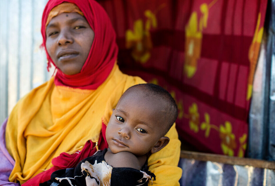 Ifølge Unicefs ferske rapport er barnedødeligheten i verden redusert med 50 prosent de siste to tiårene. Men tusenårsmålet om 2/3 reduksjon vil ikke nås før i 2028. Farhia Omar Farah (33) bor med datteren Isra Muhidin (1) i Zona K flyktningleiren i Mogadishu. Hun forteller om en hard hverdag, med svært knapp tilgang på rent vann. I Somalia dør 147 av 1000 fødte barn før de er fylt fem år. Til sammenligning dør 3 av 1000 fødte barn i Norge før fylte fem år. Foto: Espen Røst / Bistandsaktuelt